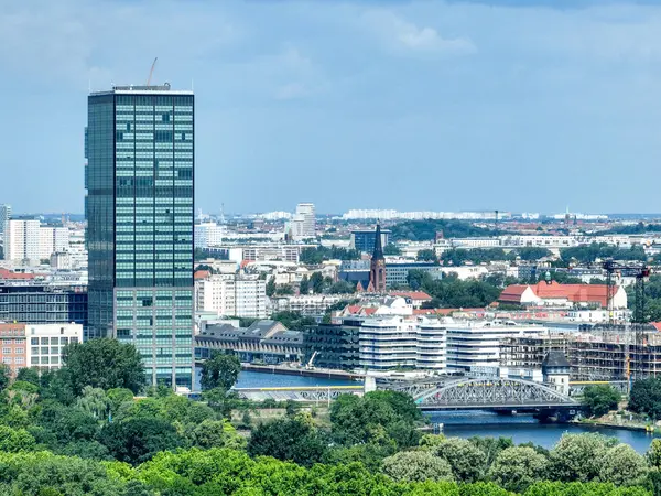 Berlin 'i Nazi hakimiyetinden kurtaran askerleri onurlandırmak için Treptower Parkı' nda büyük bir Kızıl Ordu askeriyle Sovyet Savaş Anıtı 'nın hava görüntüsü..