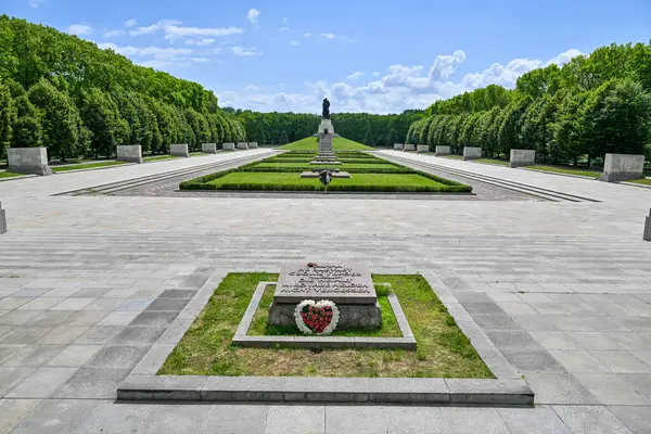 Berlin 'i Nazi hakimiyetinden kurtaran askerleri onurlandırmak için Treptower Parkı' nda büyük bir Kızıl Ordu askeriyle Sovyet Savaş Anıtı..