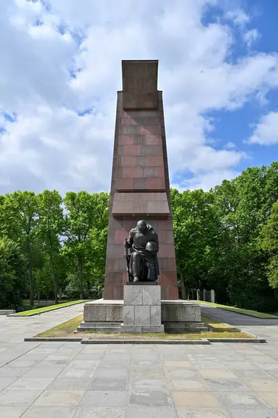 Berlin 'i Nazi hakimiyetinden kurtaran askerleri onurlandırmak için Treptower Parkı' nda büyük bir Kızıl Ordu askeriyle Sovyet Savaş Anıtı..