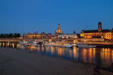 Güzel Dresden şehri Elbe Nehri ve Augustus Köprüsü 'nde ufuk çizgisi, Dresden, Saksonya, Almanya