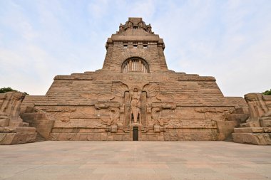 Leipzig, Saksonya, Almanya 'daki Uluslar Savaşı Anıtı ile Leipzig kentinin panoramik manzarası