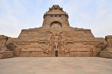 Leipzig, Saksonya, Almanya 'daki Uluslar Savaşı Anıtı ile Leipzig kentinin panoramik manzarası