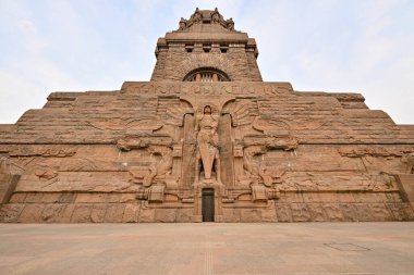 Leipzig, Saksonya, Almanya 'daki Uluslar Savaşı Anıtı ile Leipzig kentinin panoramik manzarası