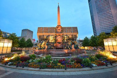 Almanya 'nın Leipzig kentindeki Gewandhaus ve Mendebrunnen Adaları