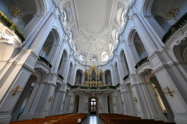 Dresden, Almanya - 9 Haziran 2023: Kutsal Üçlemenin Dresden Katedrali (Kathedrale Sanctissimae Trinitatis)