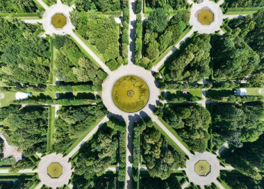 Herrenhausen Sarayı 'nın Herrenhausen Bahçeleri' nin Büyük Çeşmesi Almanya 'nın Hanover şehrinde yer almaktadır.