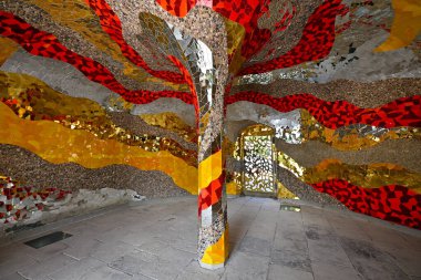 Hanover, Almanya - 11 Temmuz 2023: The Grotto by Niki de Saint Phalle of Herrenhausen Palace Almanya 'nın Hanover kentinde yer almaktadır.