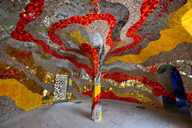 Hanover, Almanya - 11 Temmuz 2023: The Grotto by Niki de Saint Phalle of Herrenhausen Palace Almanya 'nın Hanover kentinde yer almaktadır.