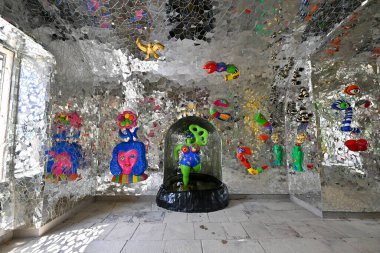 Hanover, Almanya - 11 Temmuz 2023: The Grotto by Niki de Saint Phalle of Herrenhausen Palace Almanya 'nın Hanover kentinde yer almaktadır.