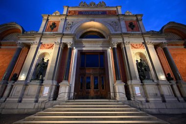 Kopenhag, Danimarka - 16 Temmuz 2023: Kopenhag, Danimarka 'da akşam saatlerinde Ny Carlsberg Glyptotek binası.