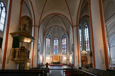 Hamburg, Almanya - 14 Temmuz 2023: Hamburg şehir merkezindeki tarihi Saint James Kilisesi, Almanya.