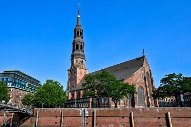 Hamburg, Almanya 'da eski bir köprüye sahip beş ana Lüterci kilisesinden (Hamburger Hauptkirchen) biri olan tarihi St. Catherine Kilisesi (Katharinenkirche)