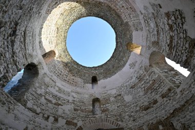 Hırvatistan 'ın Split kentinin eski şehir merkezinde antik Roma tarihi Vestibule.