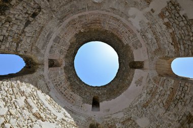 Hırvatistan 'ın Split kentinin eski şehir merkezinde antik Roma tarihi Vestibule.