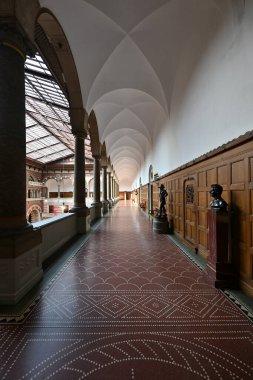 Kopenhag, Danimarka - 17 Haziran 2023: Kopenhag Belediye Binası İçişleri. Danimarka 'daki Tarihi Belediye Binası. Kopenhag 'ın merkezindeki Meydan' da bulunan Kobenhavns binası..