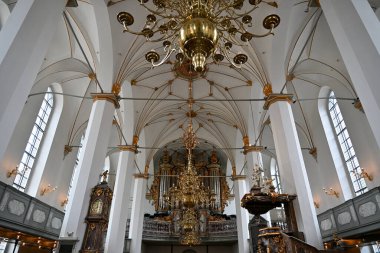 Kopenhag, Danimarka - 17 Temmuz 2023: Kopenhag Trinitatis Kilisesi. Kopenhag, Danimarka 'nın ünlü simgesi.