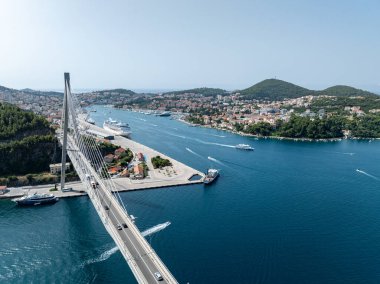 Dubrovnik, Dubrovnik, Dubrovnik-Neretva İlçesi, Hırvatistan ve Avrupa limanlı etkileyici Franjo Tudjman köprüsü ve mavi göl manzarası.