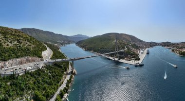 Dubrovnik, Dubrovnik, Dubrovnik-Neretva İlçesi, Hırvatistan ve Avrupa limanlı etkileyici Franjo Tudjman köprüsü ve mavi göl manzarası.