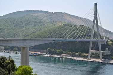 Dubrovnik, Dubrovnik, Dubrovnik-Neretva İlçesi, Hırvatistan ve Avrupa limanlı etkileyici Franjo Tudjman köprüsü ve mavi göl manzarası.