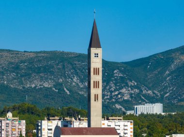 Bosna-Hersek 'in Mostar kentindeki Fransisken manastırı ve St. Peter ve Paul Kilisesi.