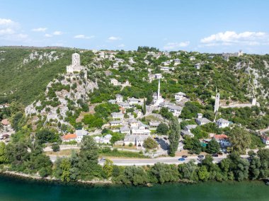 Bosna-Hersek 'teki Pocitelj' in ufuk çizgisinin havadan görünüşü.