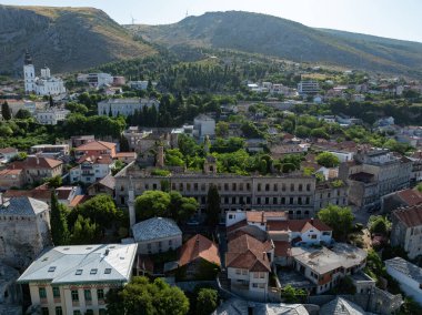 Bosna-Hersek 'in Mostar kentinde terk edilmiş taş bina bombaları duruyor