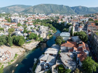 Eski Köprü, Mostar, Bosna-Hersek. Neretva Nehri 'nin derin vadisini kaplayan yeniden inşa edilmiş Eski Köprü..