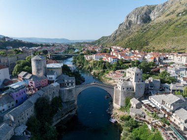 Eski Köprü, Mostar, Bosna-Hersek. Neretva Nehri 'nin derin vadisini kaplayan yeniden inşa edilmiş Eski Köprü..