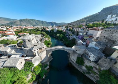 Eski Köprü, Mostar, Bosna-Hersek. Neretva Nehri 'nin derin vadisini kaplayan yeniden inşa edilmiş Eski Köprü..