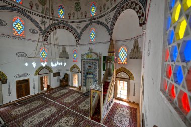 Mostar, Bosna-Hersek - 23 Temmuz 2023: Koski Mehmed Paşa Camii, 1617-1619 yılları arasında Genel Vali Koski Mehmed Paşa 'nın emriyle inşa edildi. Yükseklik 78 metre ve minareyi çevreleyen 78 adımla 28 metre..