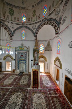 Mostar, Bosna-Hersek - 23 Temmuz 2023: Koski Mehmed Paşa Camii, 1617-1619 yılları arasında Genel Vali Koski Mehmed Paşa 'nın emriyle inşa edildi. Yükseklik 78 metre ve minareyi çevreleyen 78 adımla 28 metre..