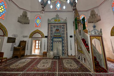 Mostar, Bosna-Hersek - 23 Temmuz 2023: Koski Mehmed Paşa Camii, 1617-1619 yılları arasında Genel Vali Koski Mehmed Paşa 'nın emriyle inşa edildi. Yükseklik 78 metre ve minareyi çevreleyen 78 adımla 28 metre..