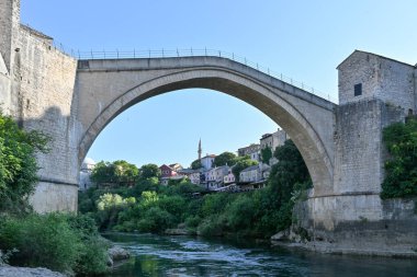 Eski Köprü, Mostar, Bosna-Hersek. Neretva Nehri 'nin derin vadisini kaplayan yeniden inşa edilmiş Eski Köprü..