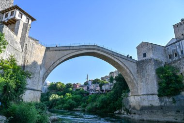 Eski Köprü, Mostar, Bosna-Hersek. Neretva Nehri 'nin derin vadisini kaplayan yeniden inşa edilmiş Eski Köprü..