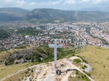 Milenyum Haçı, 33 metre yüksekliğinde, Hristiyanlığın 2000 yılını temsil etmek için inşa edilmiş Hum Tepesi 'nin en yüksek noktasında, eski Mostar şehrine bakan..