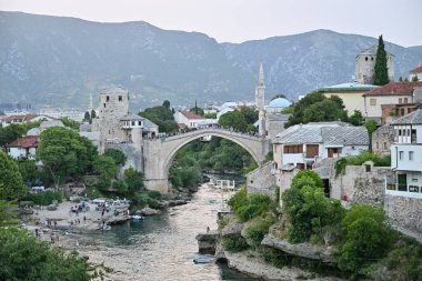 Eski Köprü, Mostar, Bosna-Hersek. Neretva Nehri 'nin derin vadisini kaplayan yeniden inşa edilmiş Eski Köprü..
