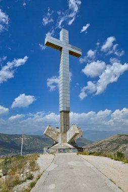 Milenyum Haçı, 33 metre yüksekliğinde, Hristiyanlığın 2000 yılını temsil etmek için inşa edilmiş Hum Tepesi 'nin en yüksek noktasında, eski Mostar şehrine bakan..