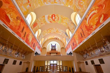 Mostar, Bosna-Hersek - 22 Temmuz 2023: Bosna-Hersek 'in Mostar kentindeki Fransisken manastırı ve St. Peter ve Paul Kilisesi.