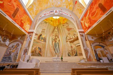 Mostar, Bosna-Hersek - 22 Temmuz 2023: Bosna-Hersek 'in Mostar kentindeki Fransisken manastırı ve St. Peter ve Paul Kilisesi.