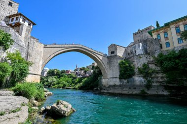 Eski Köprü, Mostar, Bosna-Hersek. Neretva Nehri 'nin derin vadisini kaplayan yeniden inşa edilmiş Eski Köprü..