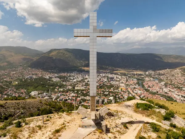 Milenyum Haçı, 33 metre yüksekliğinde, Hristiyanlığın 2000 yılını temsil etmek için inşa edilmiş Hum Tepesi 'nin en yüksek noktasında, eski Mostar şehrine bakan..