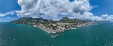 Campania 'da küçük bir kasaba olan Vietri Sul Mare İtalya Yaz Günü Amalfi Sahili boyunca seyahat ediyor..