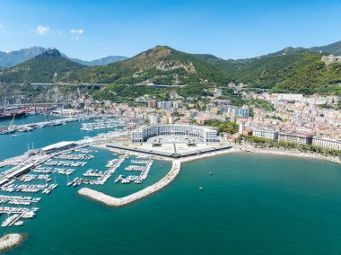Salerno 'daki güzel Piazza della Liberta (Özgürlük Meydanı) çizimleri ve grafikleriyle