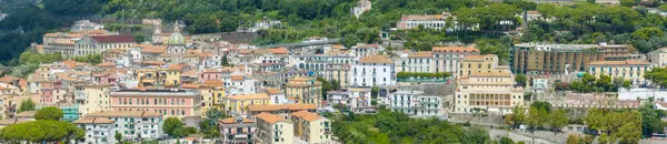 Campania 'da küçük bir kasaba olan Vietri Sul Mare İtalya Yaz Günü Amalfi Sahili boyunca seyahat ediyor..