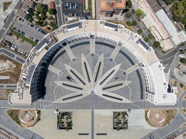 Salerno 'daki güzel Piazza della Liberta (Özgürlük Meydanı) çizimleri ve grafikleriyle