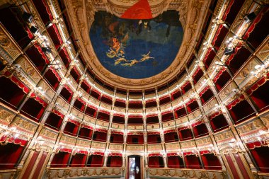 Salerno, İtalya - 4 Ağustos 2023: 19. yüzyıl Giuseppe Verdi Belediye Tiyatrosu.