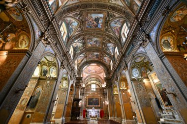 Salerno, İtalya - 4 Ağustos 2023: Salerno, Campania, İtalya 'da Aziz George Kilisesi' nde Tavan.