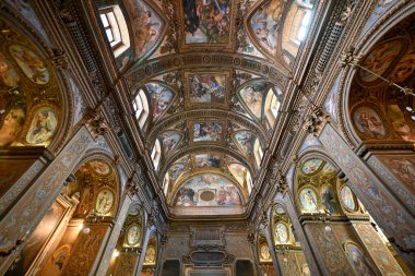 Salerno, İtalya - 4 Ağustos 2023: İtalya 'nın Salerno kentindeki Sant' Agostino Kilisesi 'nin iç mimarisi.