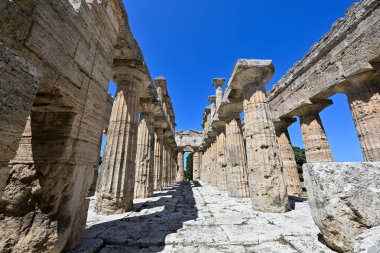 Dünyanın en iyi korunmuş antik Yunan tapınakları olan Salerno ili, Campania ili, İtalya 'da bulunan ünlü UNESCO Dünya Mirası Alanı' ndaki Hera II Tapınağı.