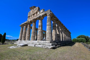Athena Tapınağı, dünyadaki en iyi korunmuş antik Yunan tapınakları olan Salerno, Campania, İtalya 'daki ünlü UNESCO Dünya Mirası Alanında yer almaktadır.